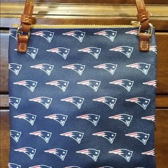 🏈🏈Dooney & Bourke Triple Zip Crossbody Patriots NFL♦️🔷🏈🏈🏈🏈🏀🏈🏈 - Picture 4 of 5